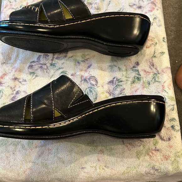 Naturalizer slip on sandals.  Size 8 WW - Picture 4 of 7